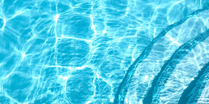 Agua de piscina cristalina tratada con cloro OnlyPool
